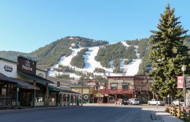Kayak pistleri, arka plan ile Jackson Hole sokaklarında