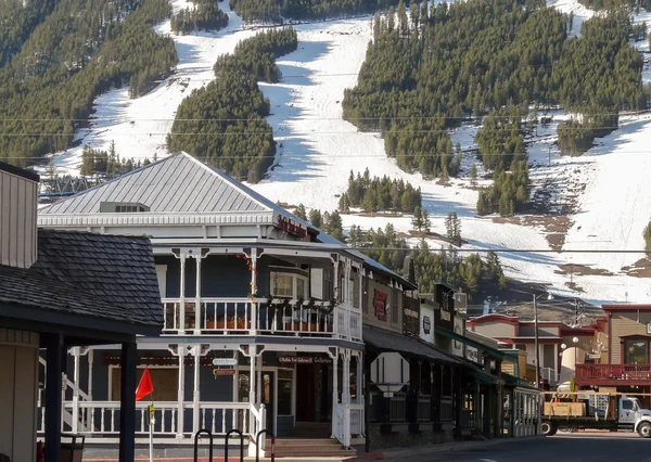 Streets of Jackson Hole with ski slopes at background — Stock Photo, Image