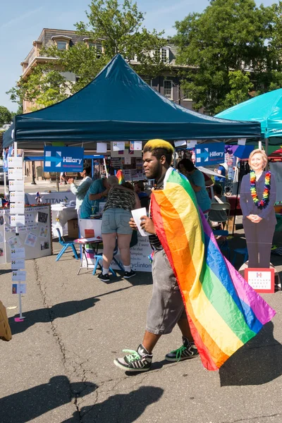 Dostum Hillary önce giyen Lgbt bayrak sırasında Rockland gurur standı