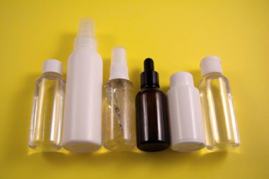 Sarı arkaplanda kozmetik kaplar