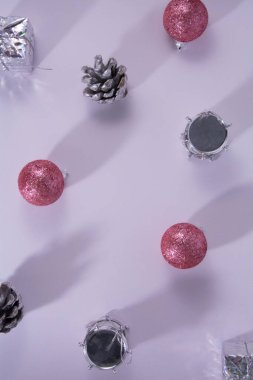 Beyaz arka planda Noel oyuncağı