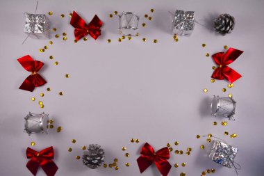 Kırmızı fiyonklar, kırmızı ve altın pullar, gümüş hediye, tümsekler ve davul