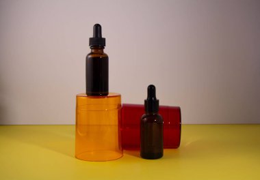 Şeffaf podyumda serum şişeleri