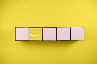 Sarı arkaplanda beyaz sarı küp