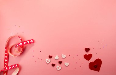Pembe arka planda Sevgililer Günü dekorasyonları