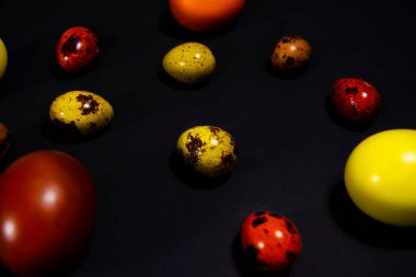 Siyah arka planda Paskalya yumurtaları. Boşluğu kopyala