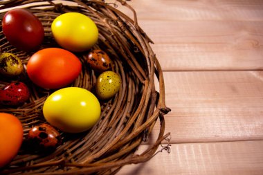 Tahta arka planda sepetteki Paskalya yumurtaları