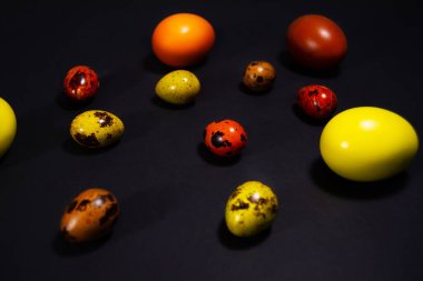 Siyah arka planda Paskalya yumurtaları. Boşluğu kopyala
