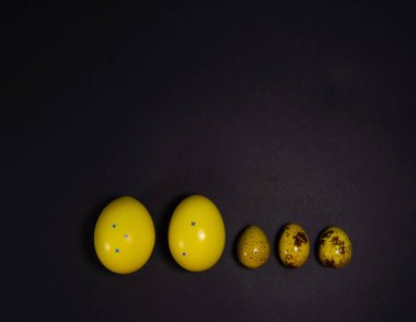 Siyah arkaplanda paskalya yumurtaları