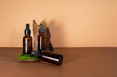 Yosun ve ağaç kabuğu desenli kozmetik ürünleri..