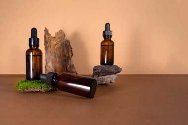 Yosun, taş ve ağaç kabuğu desenli kozmetik ürünleri..