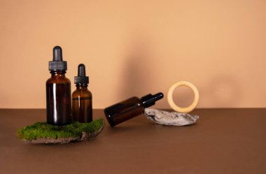 Yosun, taş ve ahşap yüzük dekoru olan kozmetik ürünleri..