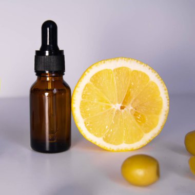 Güzellik ürünü. İçinde C vitamini ve zeytin özü olan serum. Yüz ve vücut bakımı.