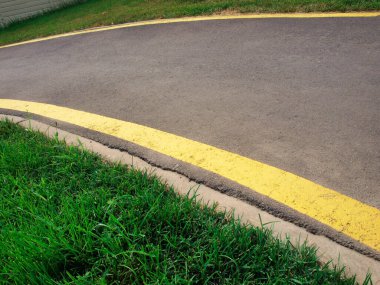 Bisiklet ya da koşu pisti ve parkta yeşil çimenler