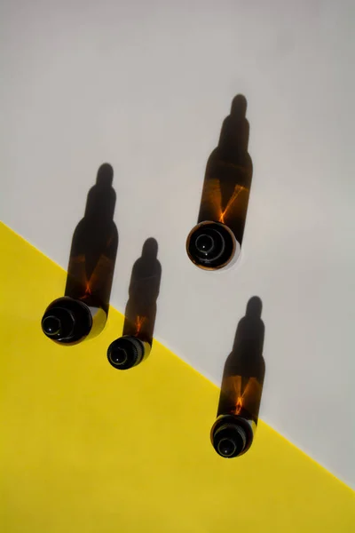 Zestaw Butelek Produktów Kosmetycznych Żółto Białym Tle Pojemniki Stoją Cień — Zdjęcie stockowe