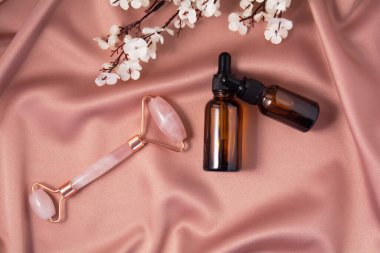 Parlak pembe kumaş üzerinde kuvars silindiri ve komedi ürünü.