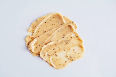 Beyaz arka planda deri fırçası lekesi. Kozmetik ürünü. Cildinizi temizler ve cildinizi temizler.