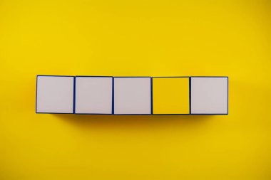 Beyaz ve sarı renkli kare şekillerin geometrik arkaplanı. Kalabalıktan uzak dur, farklı düşün. Eşsizlik kavramı