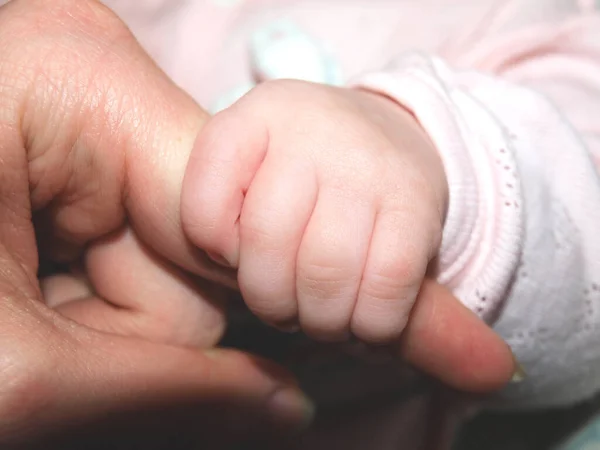 Bambino Con Una Manina Tiene Dito Della Mamma Amore Maternità — Foto Stock