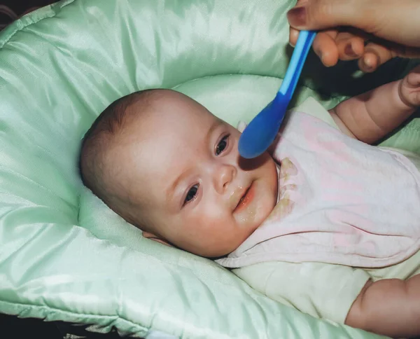 Mamma Nutre Bambino Con Cucchiaio Cibo Bambini — Foto Stock