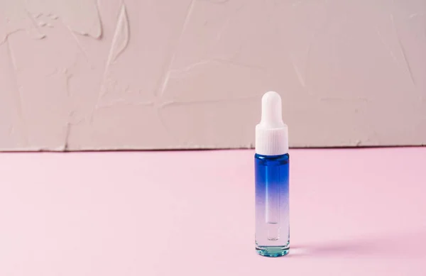 Serum Glazen Fles Een Roze Achtergrond Vloeibare Huid Haarverzorgingsproduct Natuurlijke — Stockfoto