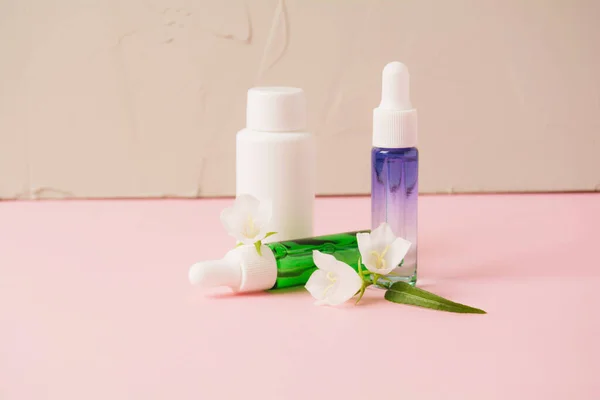 Botella Cosméticos Con Producto Belleza Plantas Silvestres Sobre Fondo Rosa —  Fotos de Stock