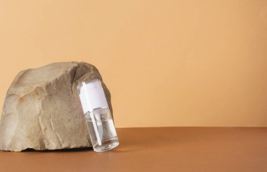 Jel ve diğer kozmetik ürünleri içeren kozmetik şişesi