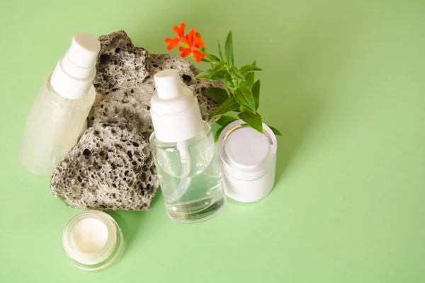 Kozmetikai Palackok Géllel Vagy Más Kozmetikai Termékkel Kövekkel Virággal Természetes — Stock Fotó