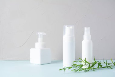 Gri arka planda bitkisel ürünler. Doğal organik kozmetik, güzellik konsepti. Boşluğu kopyala