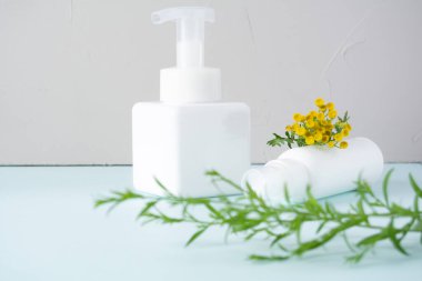 Gri arka planda bitkisel ürünler. Doğal organik kozmetik, güzellik konsepti.