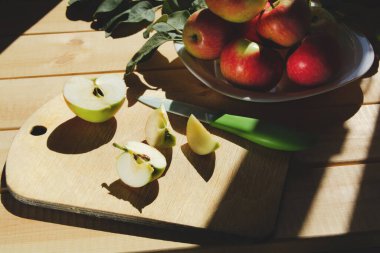 Ev yapımı elma suyu yapma süreci. Lezzetli, taze ve sağlıklı meyveler.