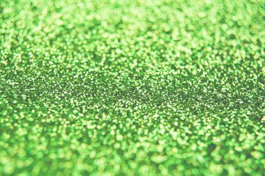 Soyut parlak, bulanık yeşil arka plan. Projeleriniz için desenli, ışıltılı bir fon. Boşluğu kopyala