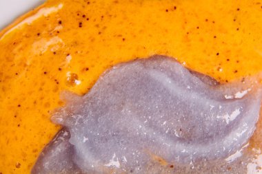 Beyaz arkaplanda çok renkli fırça lekelerini ayarla. Kozmetik ürünü. Cildinizi temizler ve cildinizi temizler.