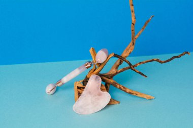 Patenli ve gua sha yüz masajı aletleri ve doğal malzemeler. Cilt bakımı, güzellik ve sağlık konsepti.