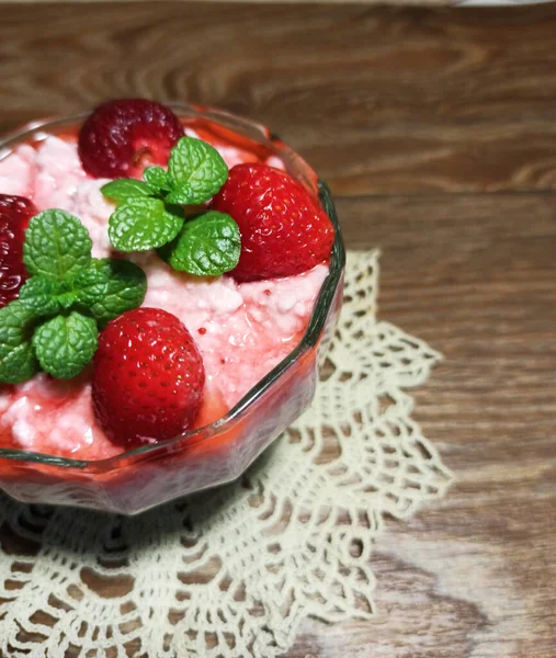 Dessert Strawberries Mint Glass Bowl Crochet Napkin Wooden Table Background — Stock Photo, Image