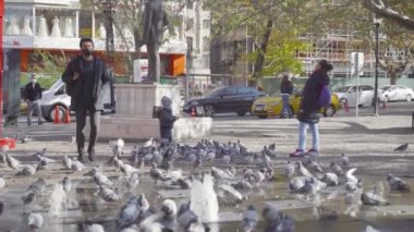 Avrupa, Corona virüsü 2019 ncov 'a bulaştı. Avrupalı adam. Covid-19 için yüz maskesi. Şehir sokağı. Salgın koronavirüs. 2020-Ncov için insan maskesi. Parkta oturan bir adam kitap okuyor..