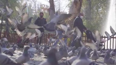 Avrupa, Corona virüsü 2019 ncov 'a bulaştı. Avrupalı adam. Covid-19 için yüz maskesi. Şehir sokağı. Salgın koronavirüs. Salgın grip koronası virüsü. 2020-Ncov için insan maskesi. Kalabalık hasta covid-19