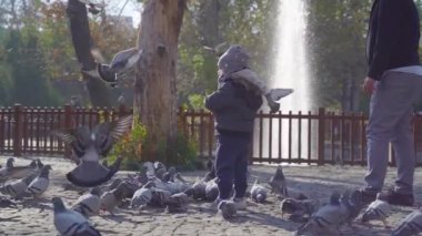 Avrupa, Corona virüsü 2019 ncov 'a bulaştı. Avrupalı adam. Covid-19 için yüz maskesi. Şehir sokağı. Salgın koronavirüs. Salgın grip koronası virüsü. 2020-Ncov için insan maskesi. Kalabalık hasta covid-19