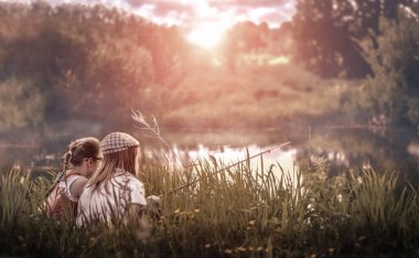 Köydeki gölde balık tutan kızlar.