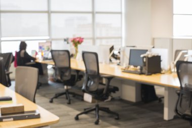 Ofis ahşap masa ve modern sandalye ile arka plan bulanıklık