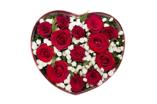 Ramo de rosas rojas y flor blanca en forma de corazón Caja aislada sobre fondo blanco — Foto de Stock