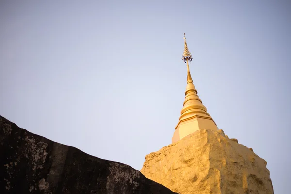Arquitetura antiga budista um pagode dourado no templo no norte da Tailândia — Fotografia de Stock