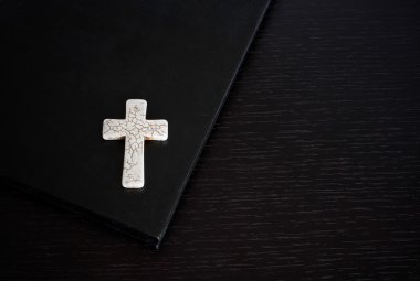 Grunge beyaz kemik tespih koyu ahşap tablo Easter kitap üzerinde siyah İncil ile veya Hıristiyan İnançlar