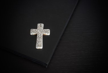 Grunge beyaz kemik tespih koyu ahşap tablo Easter kitap üzerinde siyah İncil ile veya Hıristiyan İnançlar