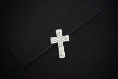 Grunge beyaz kemik tespih koyu ahşap tablo Easter kitap üzerinde siyah İncil ile veya Hıristiyan İnançlar