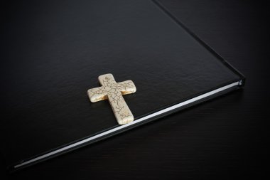 Grunge beyaz kemik tespih koyu ahşap tablo Easter kitap üzerinde siyah İncil ile veya Hıristiyan İnançlar