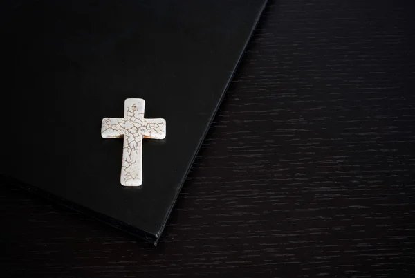 Grunge white bone rosary with black bible on dark wooden table the book Easter or Christian beliefs — Stock Photo, Image