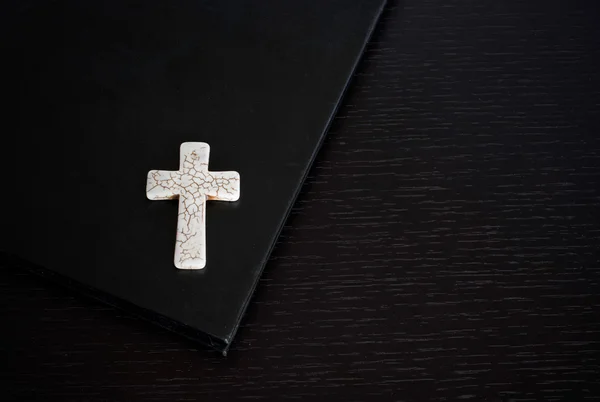 Grunge beyaz kemik tespih koyu ahşap tablo Easter kitap üzerinde siyah İncil ile veya Hıristiyan İnançlar