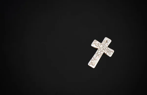 Grunge white bone rosary with black bible on dark wooden table the book Easter or Christian beliefs — Stock Photo, Image