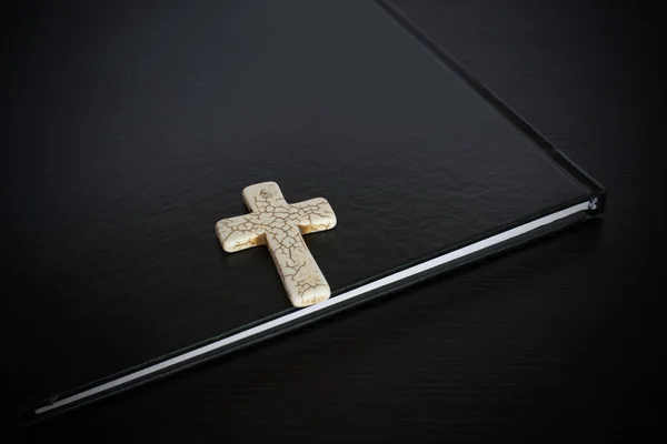 Grunge beyaz kemik tespih koyu ahşap tablo Easter kitap üzerinde siyah İncil ile veya Hıristiyan İnançlar